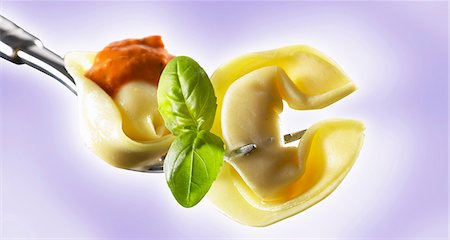 Tortellini with tomato sauce on a fork Foto de stock - Sin royalties Premium, Código: 659-06153677