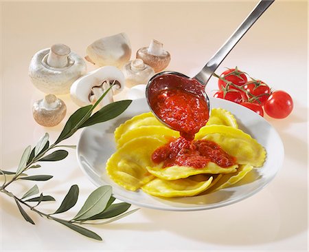 simsearch:659-03523103,k - Raviolis with Tomato Sauce in Black Plate Foto de stock - Sin royalties Premium, Código: 659-06153679