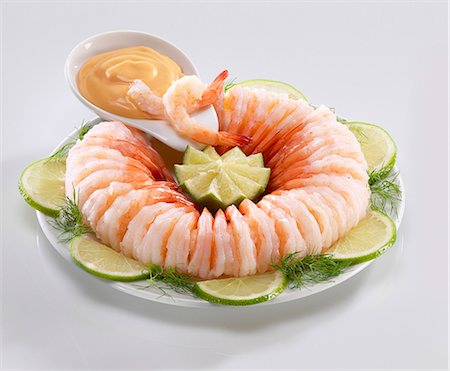 shrimp & sauce - Ring of shrimp with cocktail sauce, limes and dill Stock Photo - Premium Royalty-Free, Code: 659-06153684