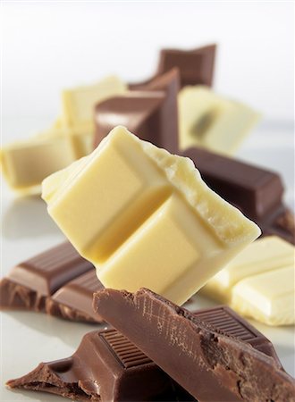 plain chocolate - Pieces of white and dark chocolate Foto de stock - Sin royalties Premium, Código: 659-06153683