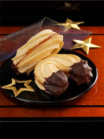 simsearch:659-06187192,k - Shortbread biscuits with chocolate and jam filling Foto de stock - Royalty Free Premium, Número: 659-06153715
