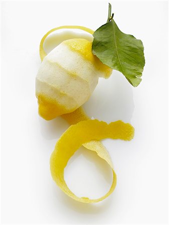 single lemon - A partially peeled lemon with peel Foto de stock - Sin royalties Premium, Código: 659-06153733