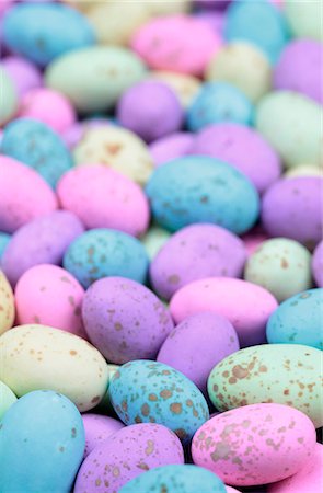 Brightly coloured chocolate eggs Foto de stock - Sin royalties Premium, Código: 659-06153755