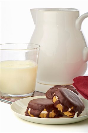 simsearch:659-06153757,k - Moon Pies on a Plate with a Glass of Milk; Pitcher Stock Photo - Premium Royalty-Free, Code: 659-06153757