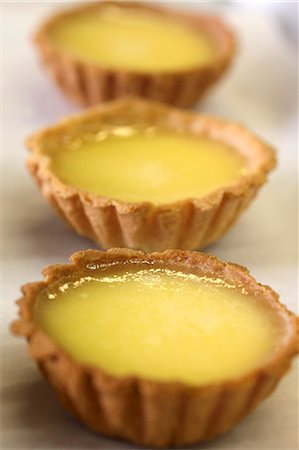 simsearch:659-07958615,k - Three lemon tarts Foto de stock - Sin royalties Premium, Código: 659-06153776