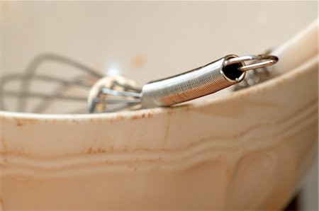A whisk in a ceramic bowl Foto de stock - Sin royalties Premium, Código: 659-06153797