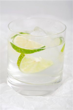 A gin and tonic with lime Stock Photo - Premium Royalty-Free, Code: 659-06153791
