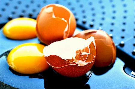 Raw eggs in glasses, one in shell Stock Photo - Premium Royalty-Free, Code: 659-06153804