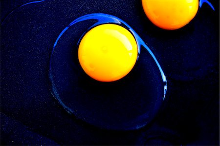 Cracked raw eggs (seen from above) Foto de stock - Sin royalties Premium, Código: 659-06153807