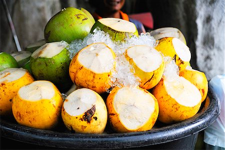 selling - Young coconuts on ice, ready-to-drink Stock Photo - Premium Royalty-Free, Code: 659-06153809