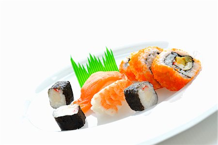 simsearch:659-08906096,k - Assortiment de sushi Photographie de stock - Premium Libres de Droits, Code: 659-06153816