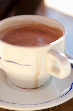 Cup of Hot Chocolate; Spilled Over the Rim Foto de stock - Sin royalties Premium, Código: 659-06153829