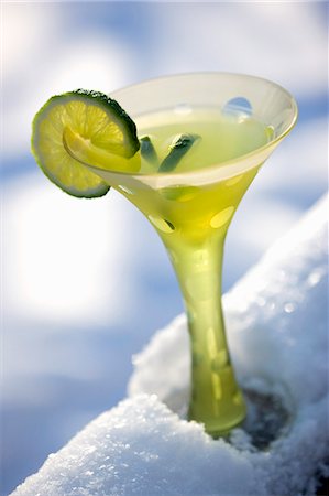 simsearch:659-03529598,k - Lime Martini en verre tige Fun avec garniture de chaux ; Sur la balustrade enneigé Photographie de stock - Premium Libres de Droits, Code: 659-06153836