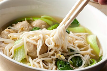 Hand Twirling Noodles from Shanghai Noodle Meatball Soup onto Chopsticks Foto de stock - Sin royalties Premium, Código: 659-06153844