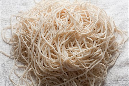 simsearch:659-08905217,k - Uncooked Shanghai Wheat Noodles Fotografie stock - Premium Royalty-Free, Codice: 659-06153846