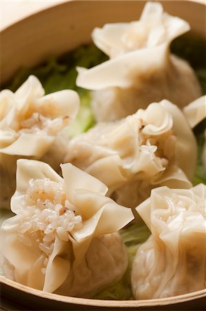 simsearch:659-08419252,k - Tray of Chinese Shumai Dumplings Filled with Sticky Rice Fotografie stock - Premium Royalty-Free, Codice: 659-06153855