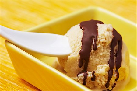 simsearch:659-01854143,k - A scoop of banana ice cream with chocolate sauce Foto de stock - Royalty Free Premium, Número: 659-06153865