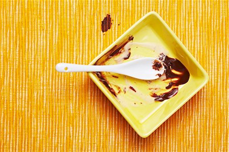 remain - The remains of ice cream and chocolate sauce with a spoon Foto de stock - Sin royalties Premium, Código: 659-06153866