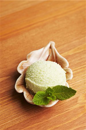 simsearch:659-07597707,k - A scoop of peppermint ice cream with fresh mint Stock Photo - Premium Royalty-Free, Code: 659-06153868