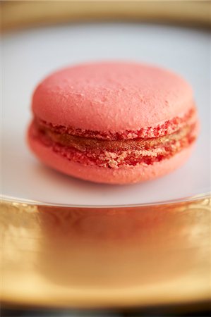 simsearch:659-08940458,k - Un seul macaron sur une plaque or et blanc Photographie de stock - Premium Libres de Droits, Code: 659-06153879