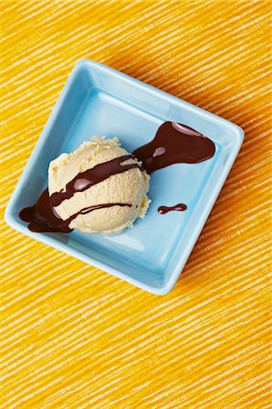 simsearch:659-06307481,k - A scoop of vanilla ice cream with chocolate sauce Foto de stock - Royalty Free Premium, Número: 659-06153872