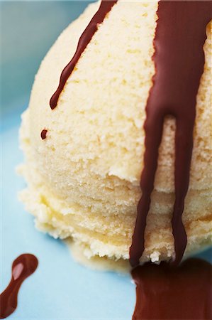 A scoop of vanilla ice cream with chocolate sauce (close-up) Stock Photo - Premium Royalty-Free, Code: 659-06153873