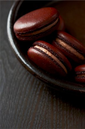 simsearch:659-06372475,k - Bowl of Brown Macaroons Stock Photo - Premium Royalty-Free, Code: 659-06153888