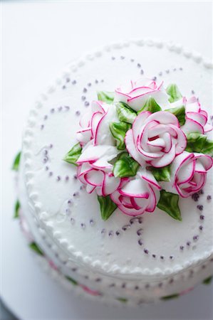 Fleurs sur le dessus d'un gâteau décoré Photographie de stock - Premium Libres de Droits, Code: 659-06153895