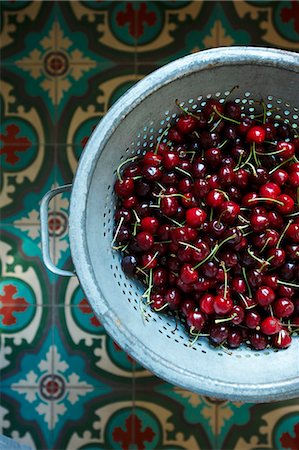 Cerises bigarreaux avec tiges dans une passoire ; D'en haut Photographie de stock - Premium Libres de Droits, Code: 659-06153893