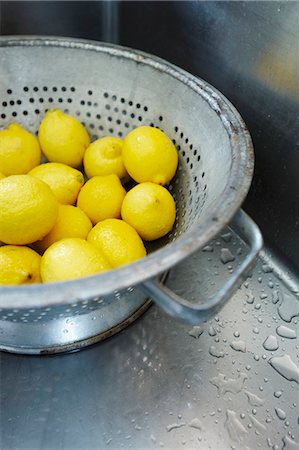 simsearch:659-06671539,k - Freshly Washed Whole Lemons in a Colander in Stainless Steel Sink Foto de stock - Sin royalties Premium, Código: 659-06153926