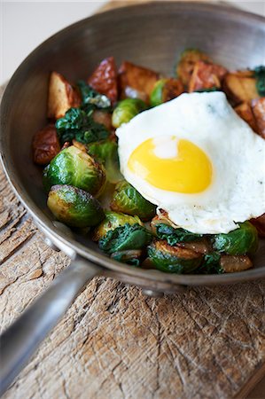 Pan Roasted Potatoes with Brussels Sprouts and Fried Egg Foto de stock - Sin royalties Premium, Código: 659-06153929