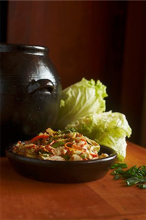 Kimchi in a bowl with fresh Chinese cabbage (Korea) Foto de stock - Sin royalties Premium, Código: 659-06153922