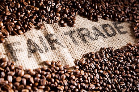 simsearch:659-03536706,k - Coffee beans on a jute sack with writing Stock Photo - Premium Royalty-Free, Code: 659-06153934