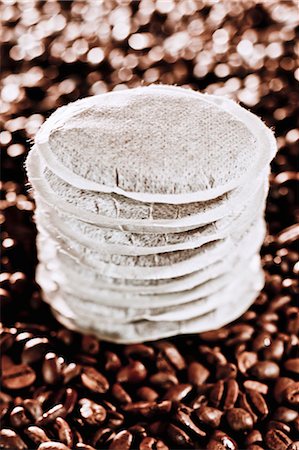 simsearch:659-06153394,k - A stack of coffee pads on coffee beans Foto de stock - Royalty Free Premium, Número: 659-06153938