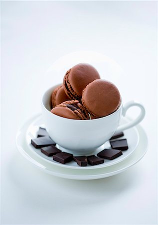 simsearch:659-07597395,k - Chocolate macaroons in a cup Foto de stock - Sin royalties Premium, Código: 659-06153943