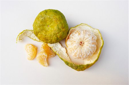 simsearch:659-07609573,k - Ugli Fruit ; Entières, pelées et Segments ; D'en haut ; Fond blanc Photographie de stock - Premium Libres de Droits, Code: 659-06153967