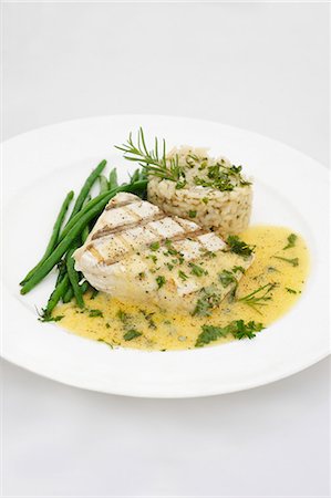 simsearch:659-08147876,k - Grilled halibut with Hollandaise sauce, green beans and rice Foto de stock - Sin royalties Premium, Código: 659-06153962