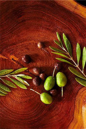simsearch:659-08147216,k - Olives fraîches sur bois Photographie de stock - Premium Libres de Droits, Code: 659-06153985