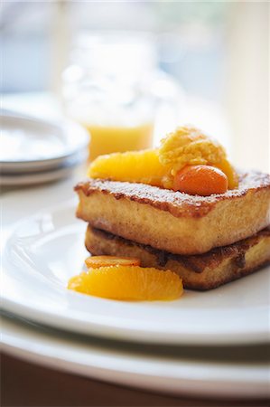 french - French Toast Made with Brioche; Topped with Marinated Oranges and Kumquats Foto de stock - Sin royalties Premium, Código: 659-06153997