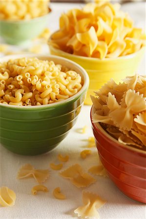 simsearch:659-01861336,k - Various Pastas in Colored Bowls Foto de stock - Sin royalties Premium, Código: 659-06184010