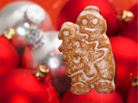 simsearch:659-06187405,k - Un biscuit de Noël avec des boules de sapin de Noël dans l'arrière-plan Photographie de stock - Premium Libres de Droits, Code: 659-06184055