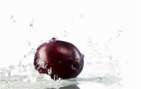 prunus domestica - A plum being washed Foto de stock - Sin royalties Premium, Código: 659-06184050