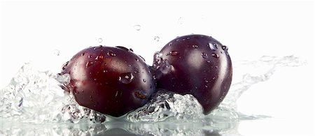 Deux prunes dans l'eau Photographie de stock - Premium Libres de Droits, Code: 659-06184051