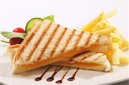 essig - Grillé sandwich au fromage avec puces, vinaigre balsamique et une garniture de salade Photographie de stock - Premium Libres de Droits, Code: 659-06184061