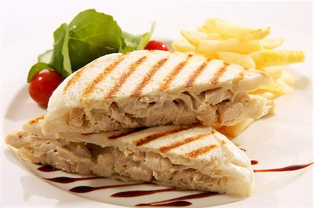 simsearch:659-01849818,k - Sandwich au poulet grillé avec des frites Photographie de stock - Premium Libres de Droits, Code: 659-06184062