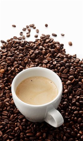 simsearch:659-02210952,k - Expresso dans une tasse de café en grains Photographie de stock - Premium Libres de Droits, Code: 659-06184118