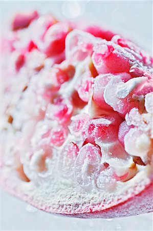 frozen food - Frozen piece of pomegranate (close-up) Foto de stock - Sin royalties Premium, Código: 659-06184133