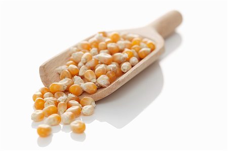 simsearch:659-03533798,k - Corn seeds on a wooden scoop Fotografie stock - Premium Royalty-Free, Codice: 659-06184144