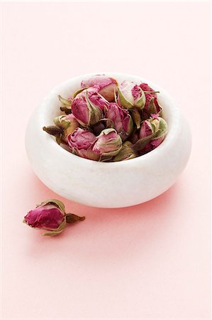 simsearch:659-03531323,k - A bowl of rose buds Fotografie stock - Premium Royalty-Free, Codice: 659-06184160