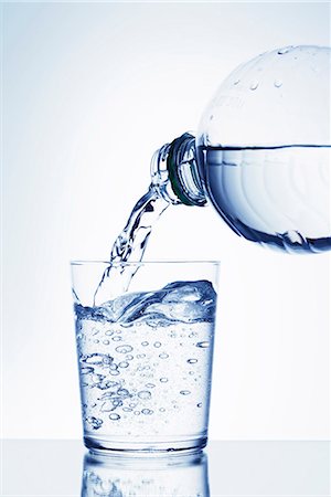 Eau versé dans un verre d'une bouteille en plastique Photographie de stock - Premium Libres de Droits, Code: 659-06184174